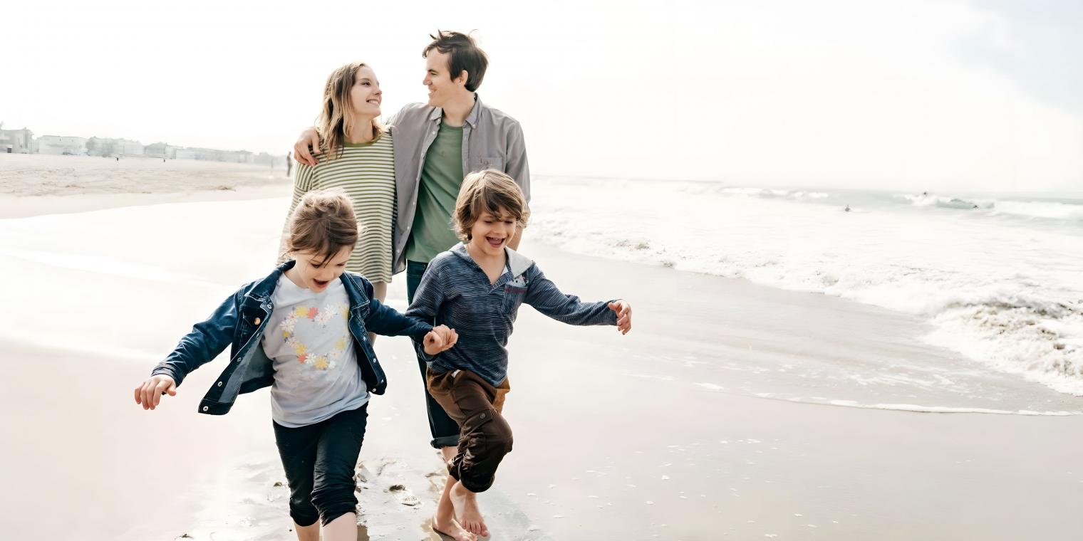 Styria Vitalis Imagebild | © Styria Vitalis Familie mit zwei Kindern läuft am am Strand