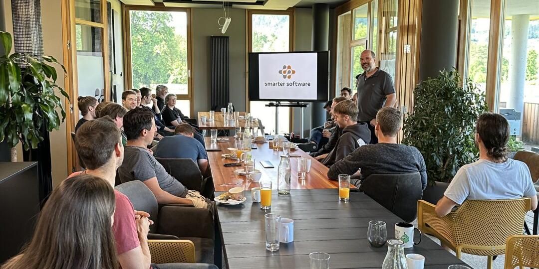 Teameeting im Smarter Software Büro | © Smarter Software Das Team von Smarter Software beim Meeting
