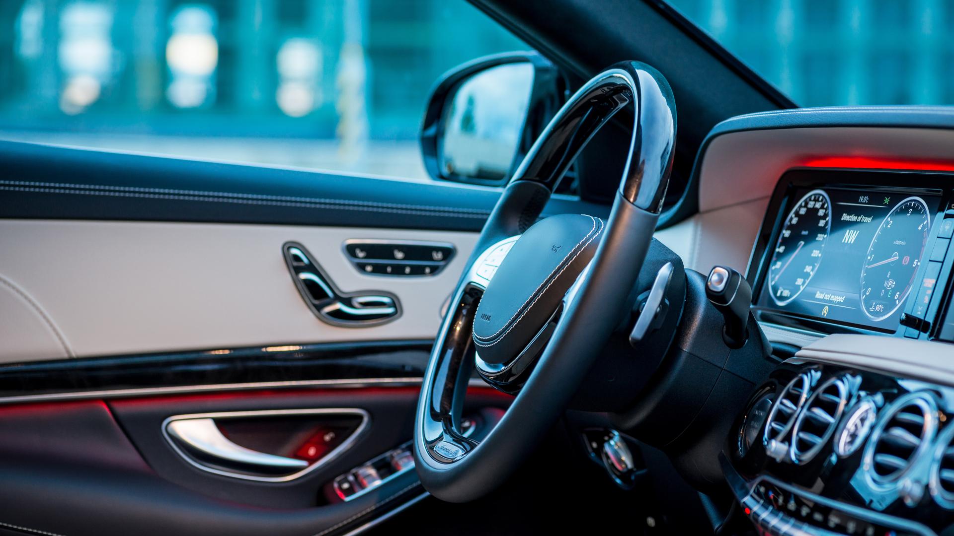 Smarter Software Softwarelösungen Automotive | © Adobe Stock 163853726 Innenraum eines modernen PWKs mit Sicht vom Beifahrersitz zum Lenkrad, Tür und Tacho