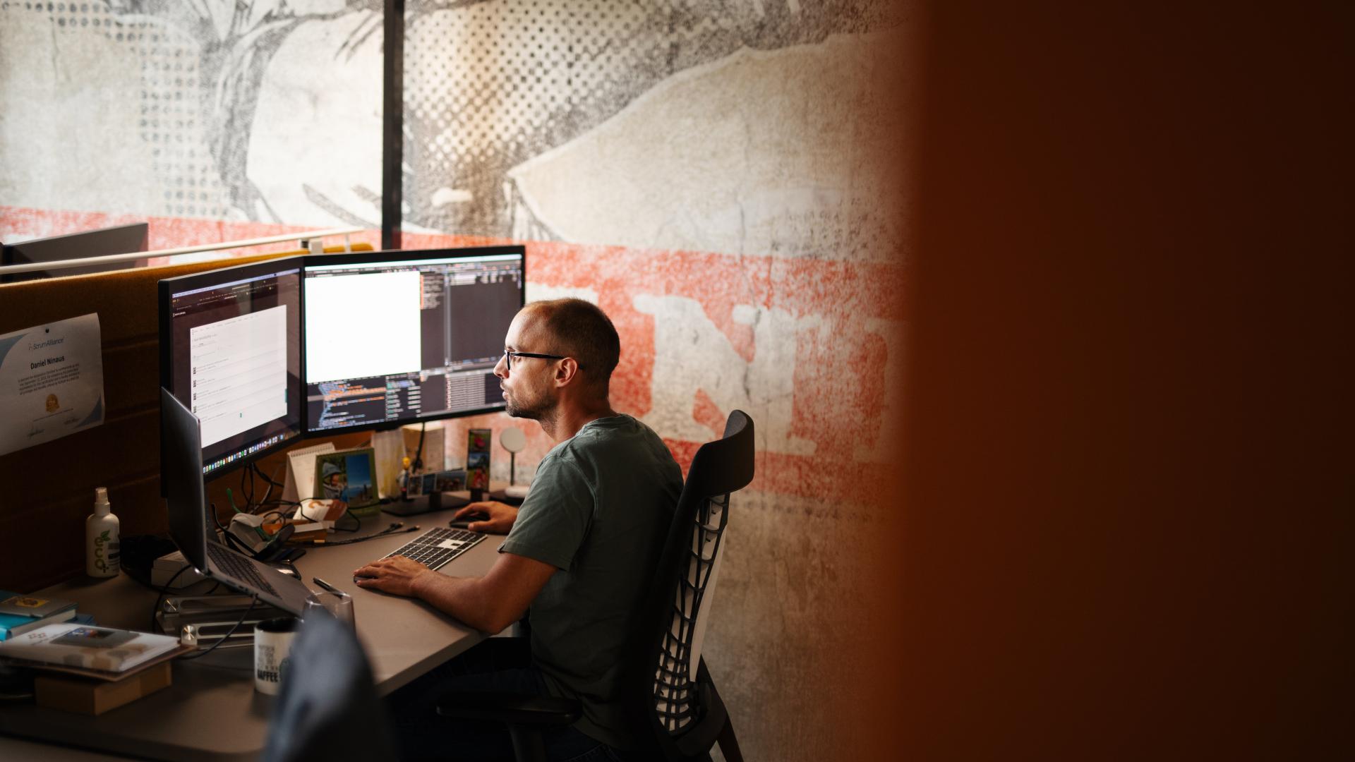 Arbeitsplatz bei Smarter Software | © Daniel Waschnig Photography Ein Entwickler sitzt an seinem Arbeitsplatz im Büro von Smarter Software