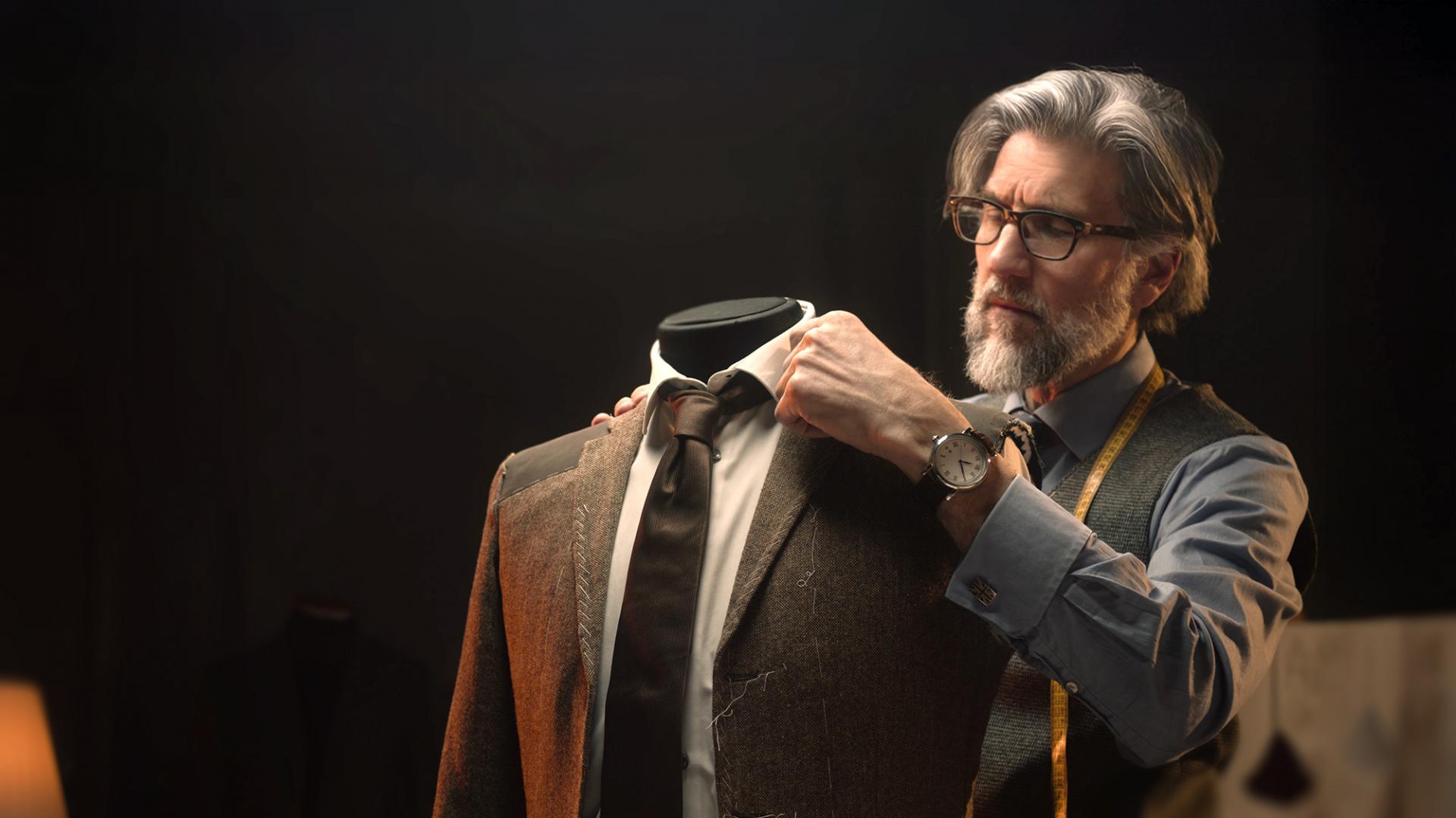 Smarter Software Maßgeschneiderte Softwarelösungen | © Adobe Stock 560248365 Mann mit Massband beim schneidern eines Herrenanzugs