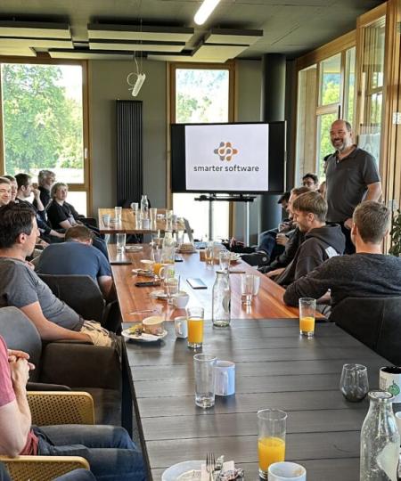 Teameeting im Smarter Software Büro | © Smarter Software Das Team von Smarter Software beim Meeting
