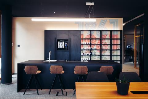 Moderne Küche im Büro von Smarter Software Klagenfurt