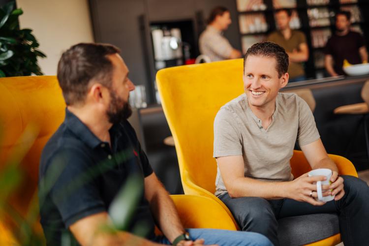 Team Smarter Software | © Daniel Waschnig Photography Zwei Teammitglieder im Büro bei Smarter Software