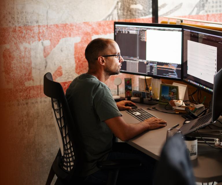 Professioneller Entwickler am Arbeitsplatz