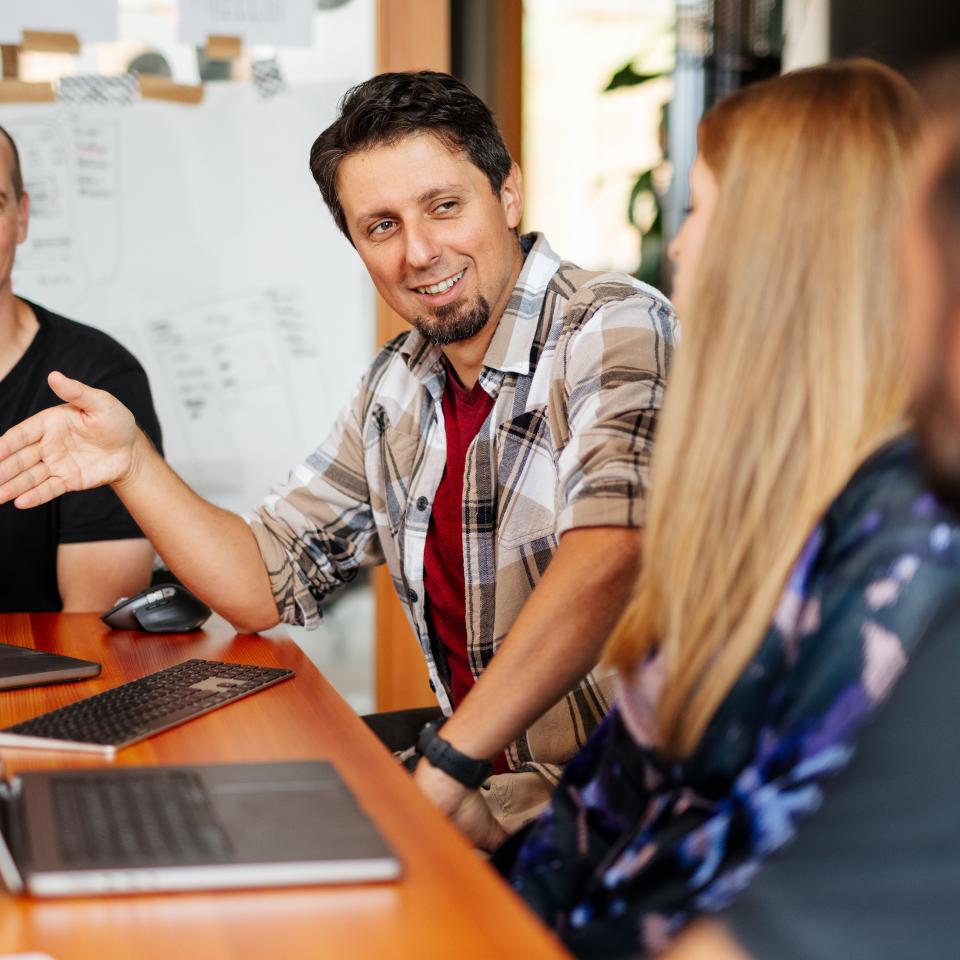 Kreatives Teamgespräch im Büro